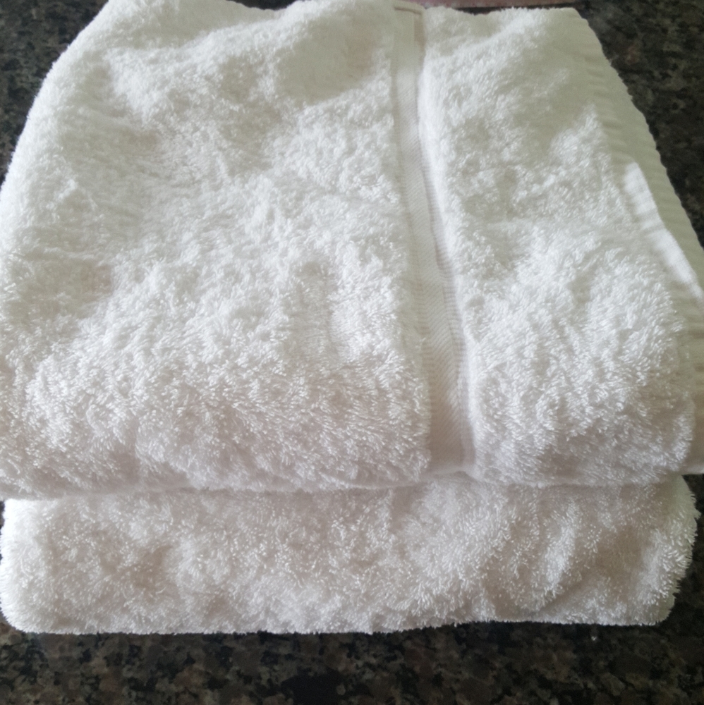 Lot of 2 bath towels 100% cotton unbranded 45  in x 23 in